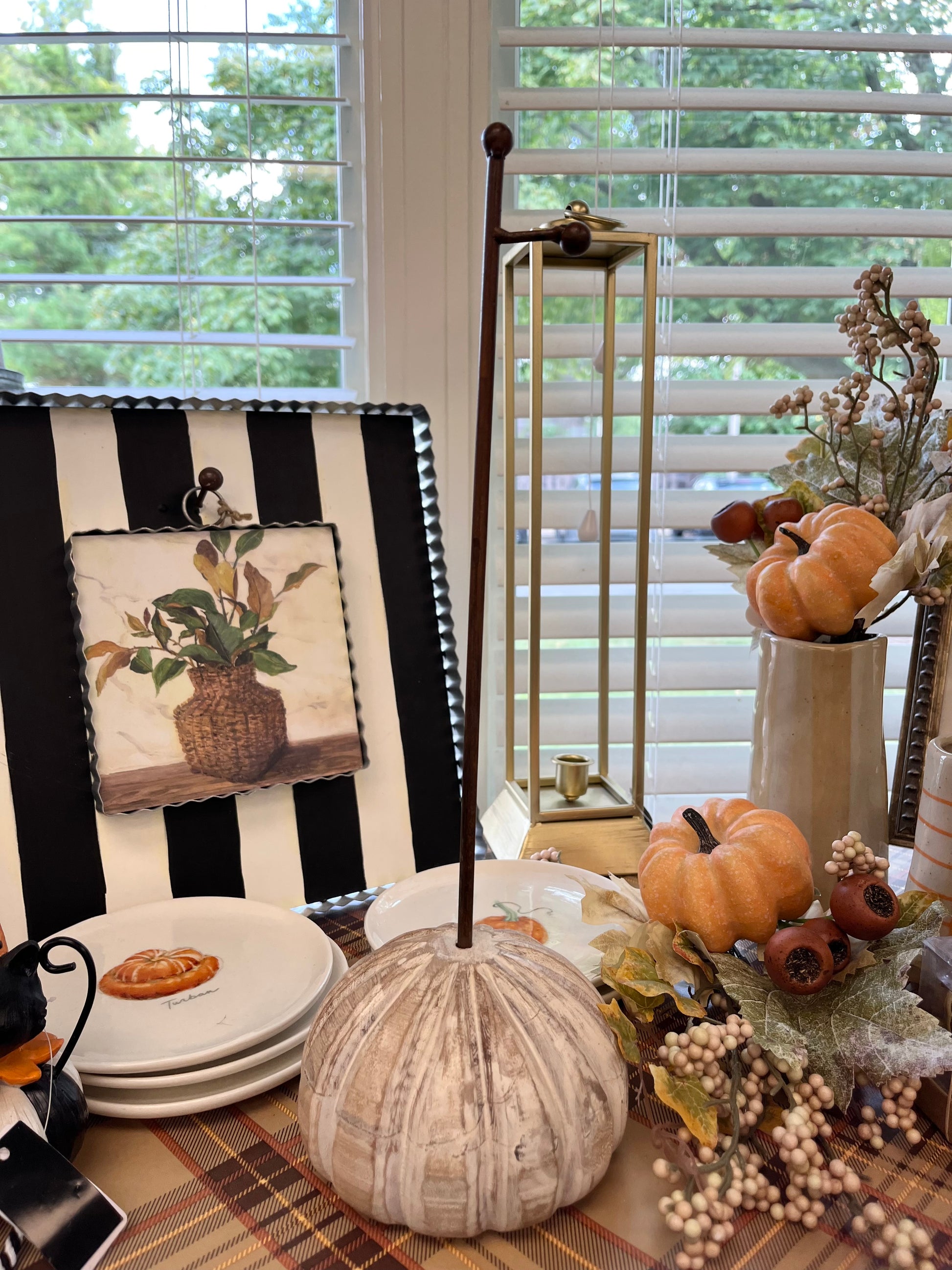 Pumpkin Finial Stand White